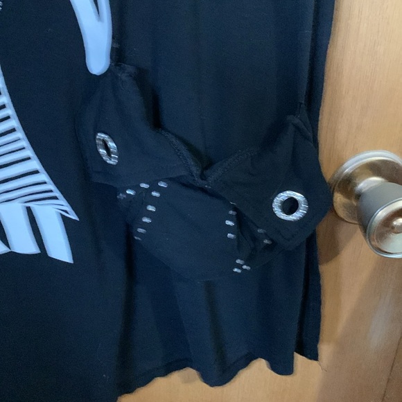 Short sleeve t-shirt type top with handkerchief hem - Picture 2 of 4